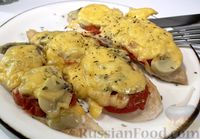 Фото к рецепту: Куриное филе с шампиньонами, помидорами и сыром, в духовке
