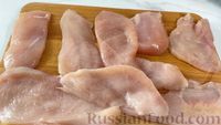 Фото приготовления рецепта: Куриное филе с шампиньонами, помидорами и сыром, в духовке - шаг №5