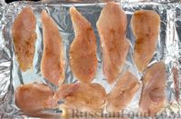 Фото приготовления рецепта: Куриное филе с шампиньонами, помидорами и сыром, в духовке - шаг №7