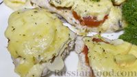 Фото приготовления рецепта: Куриное филе с шампиньонами, помидорами и сыром, в духовке - шаг №11