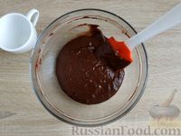 Фото приготовления рецепта: Шоколадно-банановый кекс в кружке, без яиц (в микроволновке) - шаг №8