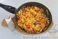 Фото приготовления рецепта: Запеканка из гречки с овощами, яйцами и сыром - шаг №7