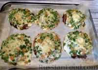 Фото приготовления рецепта: Котлеты в духовке, запечённые с горошком, морковью и сыром - шаг №11