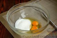 Фото приготовления рецепта: Пирог "Зебра" на сметане, с какао и кокосовой стружкой - шаг №2
