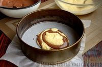 Фото приготовления рецепта: Пирог "Зебра" на сметане, с какао и кокосовой стружкой - шаг №10