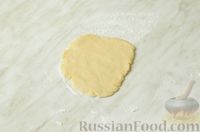 Фото приготовления рецепта: Пирожки из песочного медового теста с орехами и сухофруктами - шаг №10