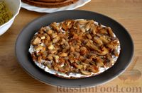 Фото приготовления рецепта: Закусочный печёночный торт с начинкой из грибов и сыра - шаг №19
