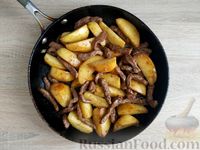 Фото приготовления рецепта: Жаркое по-домашнему, с говядиной, картофелем и солёными огурцами - шаг №8