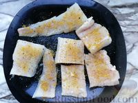 Фото приготовления рецепта: Рыба, запечённая с замороженными овощами, сыром и сливками - шаг №3