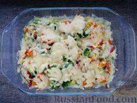 Фото приготовления рецепта: Рыба, запечённая с замороженными овощами, сыром и сливками - шаг №10
