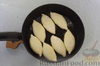 Фото приготовления рецепта: Творожные пирожки с капустой (на сковороде) - шаг №19