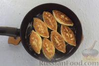 Фото приготовления рецепта: Творожные пирожки с капустой (на сковороде) - шаг №20