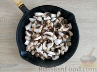 Фото приготовления рецепта: Гречка с грибами и сосисками, в пакете - шаг №5
