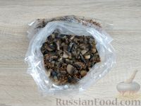 Фото приготовления рецепта: Гречка с грибами и сосисками, в пакете - шаг №9