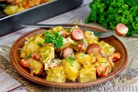 Фото к рецепту: Картошка, запечённая с сосисками, помидорами и сыром