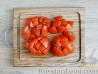 Фото приготовления рецепта: Картошка, запечённая с сосисками, помидорами и сыром - шаг №4