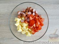 Фото приготовления рецепта: Картошка, запечённая с сосисками, помидорами и сыром - шаг №5