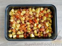 Фото приготовления рецепта: Картошка, запечённая с сосисками, помидорами и сыром - шаг №9