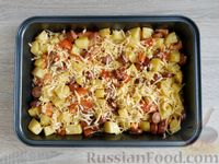 Фото приготовления рецепта: Картошка, запечённая с сосисками, помидорами и сыром - шаг №10