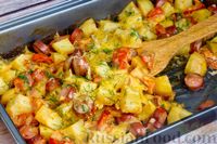 Фото приготовления рецепта: Картошка, запечённая с сосисками, помидорами и сыром - шаг №13