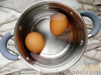 Фото приготовления рецепта: Закрытый дрожжевой пирог с тушёной капустой и варёными яйцами - шаг №8