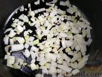 Фото приготовления рецепта: Закрытый дрожжевой пирог с тушёной капустой и варёными яйцами - шаг №9