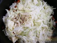 Фото приготовления рецепта: Закрытый дрожжевой пирог с тушёной капустой и варёными яйцами - шаг №11