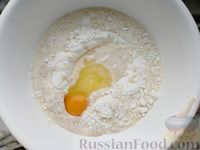 Фото приготовления рецепта: Закрытый дрожжевой пирог с тушёной капустой и варёными яйцами - шаг №5