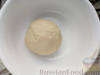 Фото приготовления рецепта: Закрытый дрожжевой пирог с тушёной капустой и варёными яйцами - шаг №7