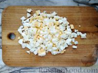 Фото приготовления рецепта: Закрытый дрожжевой пирог с тушёной капустой и варёными яйцами - шаг №14