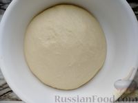 Фото приготовления рецепта: Закрытый дрожжевой пирог с тушёной капустой и варёными яйцами - шаг №16