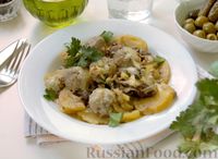 Фото к рецепту: Тефтели, запечённые с картошкой, грибами и сметаной (в духовке)