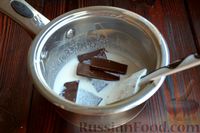 Фото приготовления рецепта: Муссовый торт "Три шоколада" - шаг №15