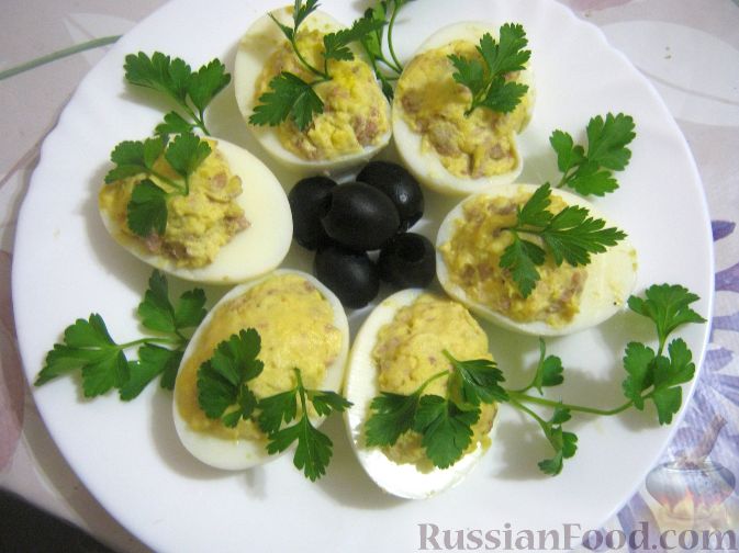 Яйца, фаршированные рыбными консервами — рецепт с фото пошагово