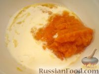 Фото приготовления рецепта: Пряная яблочная шарлотка с мёдом и сливочным маслом - шаг №12