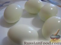 Фото приготовления рецепта: Яйца, фаршированные консервированной рыбой - шаг №2