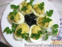 Фото приготовления рецепта: Яйца, фаршированные консервированной рыбой - шаг №9