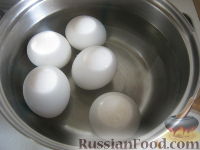 Фото приготовления рецепта: Яйца, фаршированные консервированной рыбой - шаг №1