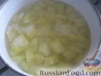 Фото приготовления рецепта: Тушеная капуста с мясом и картофелем - шаг №6