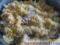 Фото приготовления рецепта: Тушеная капуста с мясом и картофелем - шаг №10