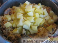 Фото приготовления рецепта: Тушеная капуста с мясом и картофелем - шаг №11