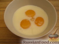 Фото приготовления рецепта: Омлет из желтков, фаршированный грибами - шаг №3