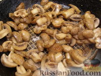 Фото приготовления рецепта: Омлет из желтков, фаршированный грибами - шаг №2