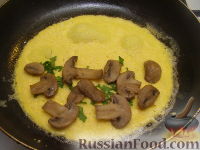 Фото приготовления рецепта: Омлет из желтков, фаршированный грибами - шаг №8