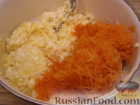 Фото приготовления рецепта: Сырники с тертой морковкой - шаг №2