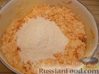 Фото приготовления рецепта: Сырники с тертой морковкой - шаг №3