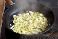 Фото приготовления рецепта: Грибы, фаршированные курицей и сыром, запечённые в духовке - шаг №4