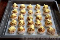 Фото приготовления рецепта: Грибы, фаршированные курицей и сыром, запечённые в духовке - шаг №13