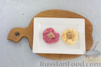 Фото приготовления рецепта: Закусочные шарики с сельдью, овощами, яйцами и сыром - шаг №11