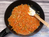 Фото приготовления рецепта: Рис с курицей, грибами и овощами (в духовке) - шаг №7